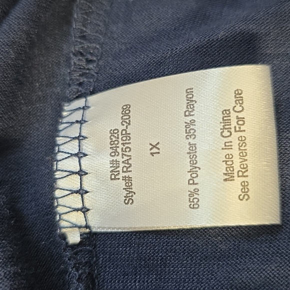 Tempted Hearts Floral Navy Top NWT - Picture 8 of 8